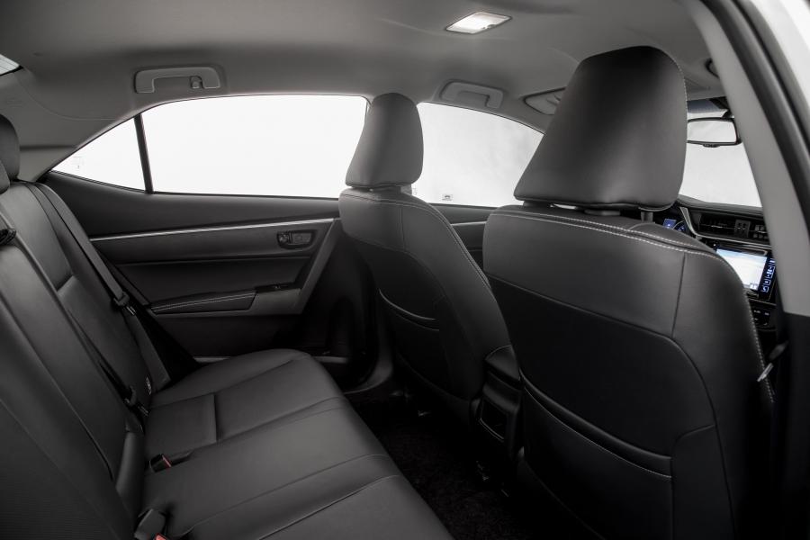 Интерьер Toyota Corolla XRS 2017 года  (LA) (фото 15 из 22)